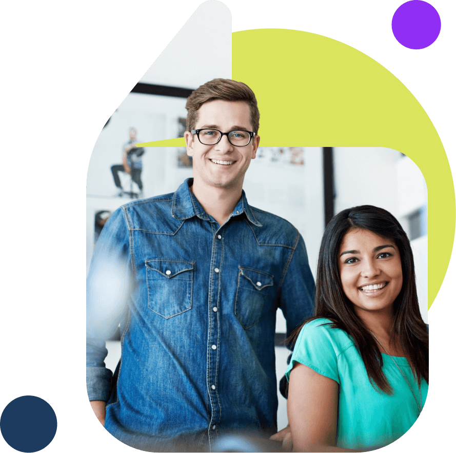 imagen dos personas sonriendo avalcrear