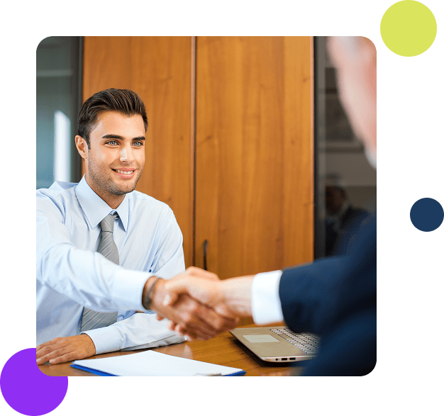 imagen ejecutivos cerrando un trato